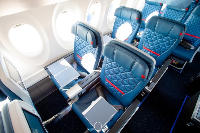 Die Sitze sind die neuesten von Delta für die First Class genannte Kurzstrecken-Business.