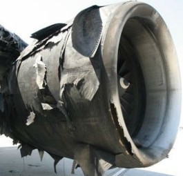 Das zerfetzte Triebwerk der Boeing 777.