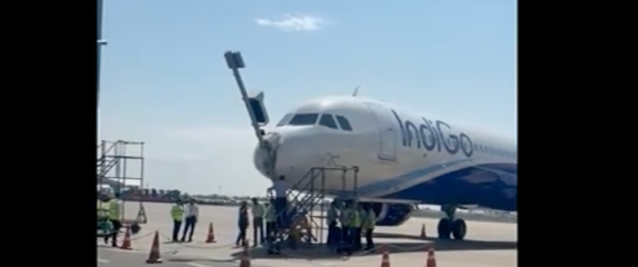 Parkhilfe-Pfosten vs. Airbus A321 Neo: Das Einparken glückte nicht. 