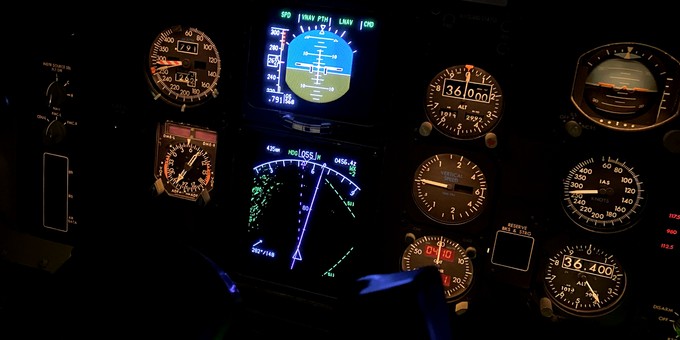 Anzeigen im Cockpit während des Nachtfluges.