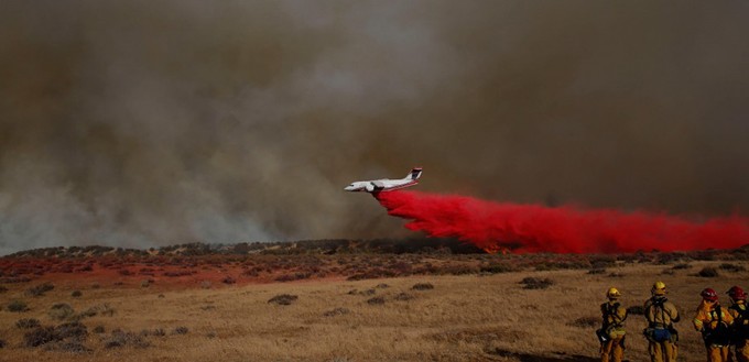 Conair setzt unter anderem auch Avro RJ85 zum Löschen ein.