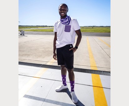 Shorts, Tuch, Sneaker. So sieht eine Variante der Bonza-Uniform aus.