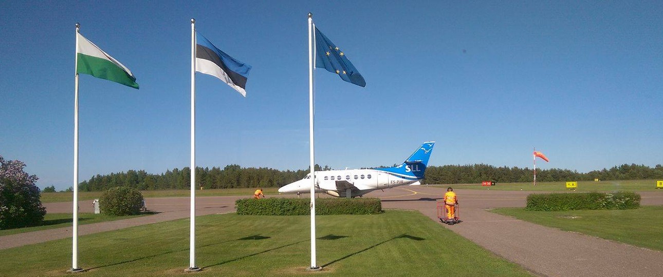 Jetstream 32 von Saartelennuliinid/Transaviabaltika am Flughafen Kuressaare: Morgens und abends gibt es je einen Flug aus und nach Tallinn.