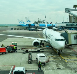 Boeing 737 von El Al am Flughafen Amsterdam: Der Zoll kontrolliert Reisende auf Waren aus von Israel besetzten gebieten.