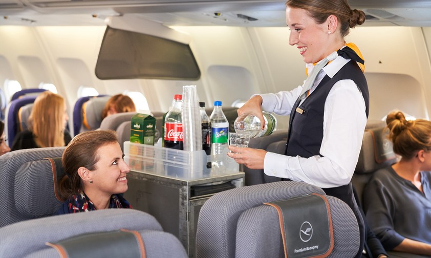 Service in der Premium Economy von Lufthansa: Erste Testflüge mit dem neuen Konzept starten im April ab München.