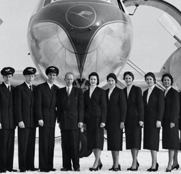 Flugbegleiter 1955 vor einer Convair CV-340: Die Airline war eben erst entstanden.