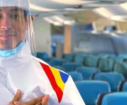 Schutzanzug: Die Farben der Airline sind auf der Schulter angebracht.