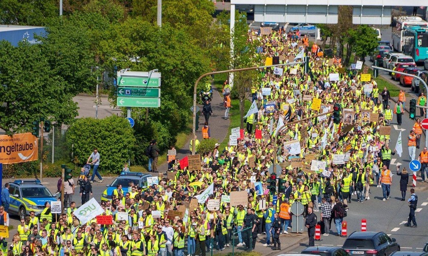 Protest der Lufthansa-Belegschaft am 15. April in Frankfurt: Über 1000 Angestellte zogen am Hangar One vorbei in dem der Konzern-Vorstand eine Gala zum Jubiläum abhielt.