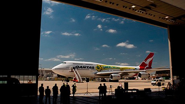 Boeing B747 von Qantas in Spezialbemalung: Rote Zahlen.