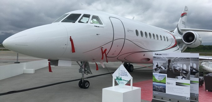 Viele der gezeigten Flugzeuge sind mit alternativen Treibstoffen zur Ebace geflogen, um diese populärer zu machen. So auch die Falcon 2000 von Dassault.