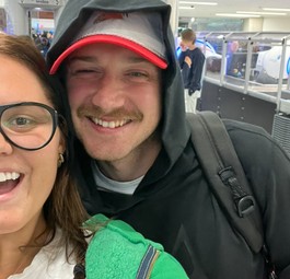 Countrystar und Fan bei der Flughafensicherheit: In Nashville nicht unwahrscheinlich.