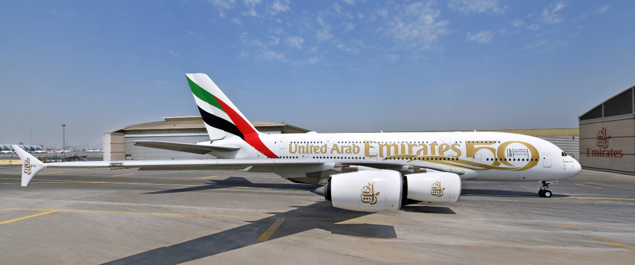 Die Jubiläumsbeklebung auf dem Airbus A380 von Emirates: Das Wort Emirates im United Arab Emirates ist etwas größer geschrieben.