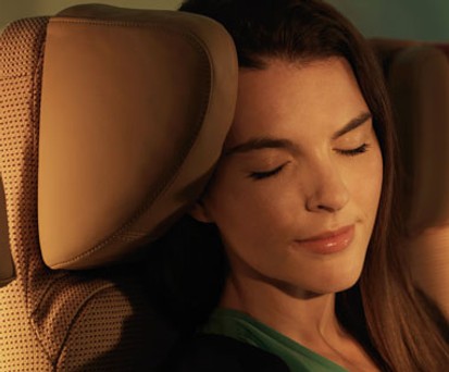 Passagierin in Etihads Economy Class: Ohne Sitznachbarn reist es sich bequem.