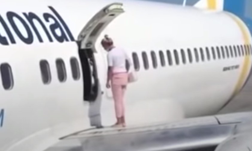 Passagierin spaziert auf Flügel von Boeing 737