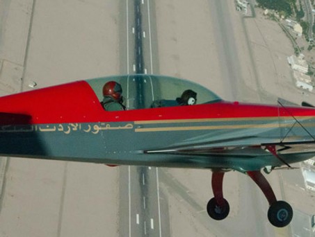 Extra 300 der Royal Jordanian Falcons: FLug über Wüste und Meer.