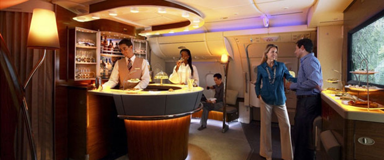 Socialising über den Wolken: Manche Airlines setzen auf Bars in ihrer Business Class.