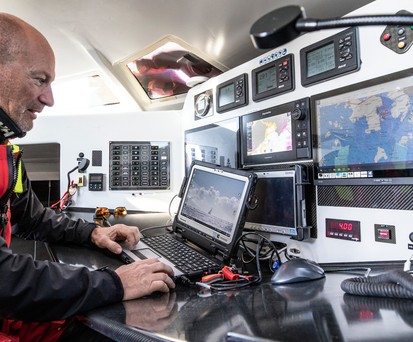 Ari Huusela in seinem Vendée-Globe-Segelboot: Alleine an Bord, keine Stopps an Land erlaubt.