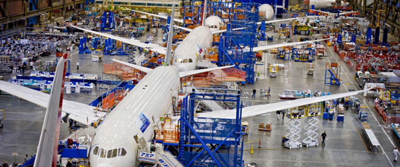 Dreamliner bei der Produktion: Verzögerungen könnten die Folge der Probleme sein.