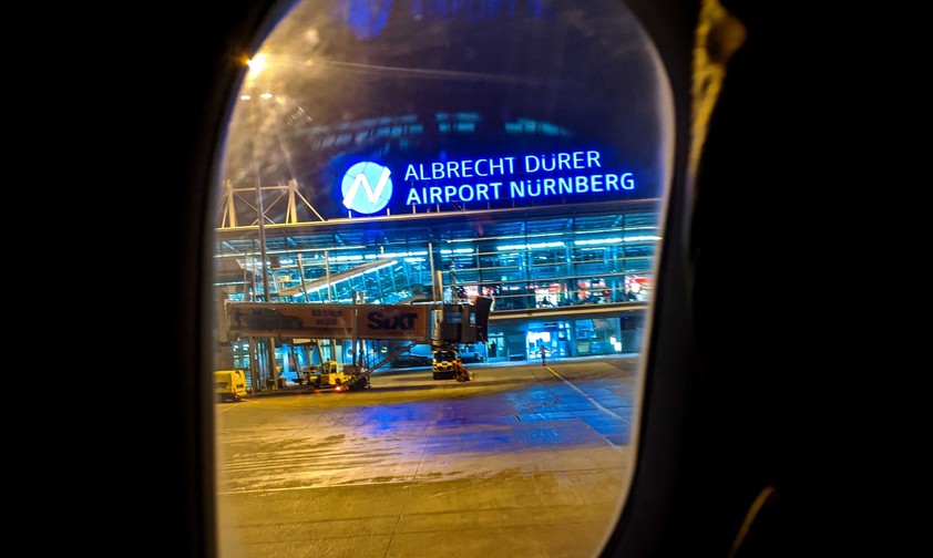 Blick auf den Flughafen Nürnberg bei Nacht: Die nächtlichen Flüge sind um 30 Prozent gestiegen.