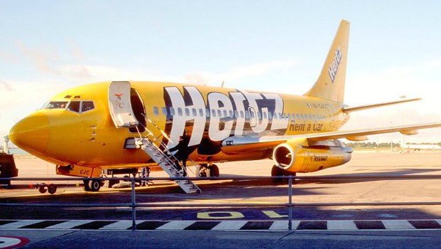 Ryanair macht bekanntlich alles zu Geld. Auch die Außenverkleidung Ihrer Flotte bietet die Airline als Werbefläche an. Hier eine Boeing 737, bei der jeder Fluggast daran erinnert werden sollte, dass er am Flughafen ja noch ein Auto mieten könnte.