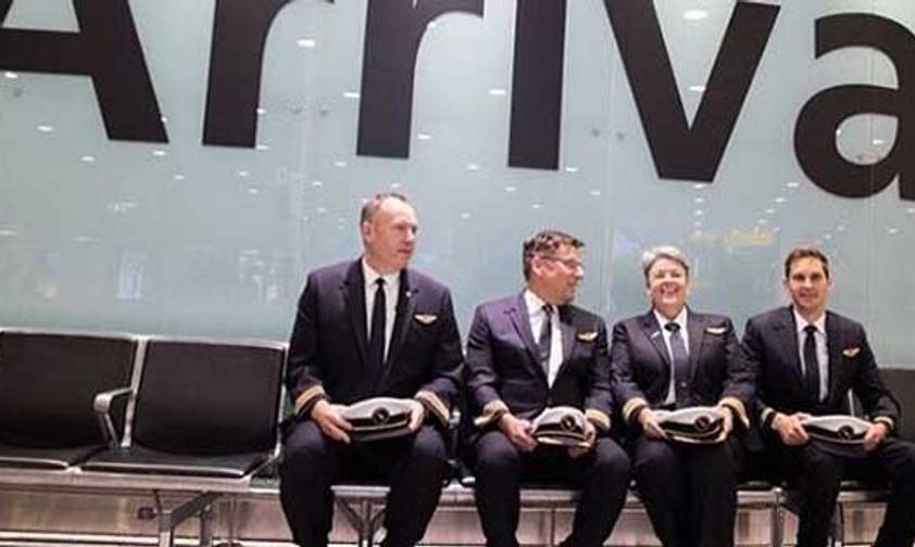 Das Pilotenteam von QF9 mit Dreamliner-Chefpilotin Lisa Norman (dritte von links) bei der Ankunft in Heathrow: Nach 17 Stunden in London gelandet.