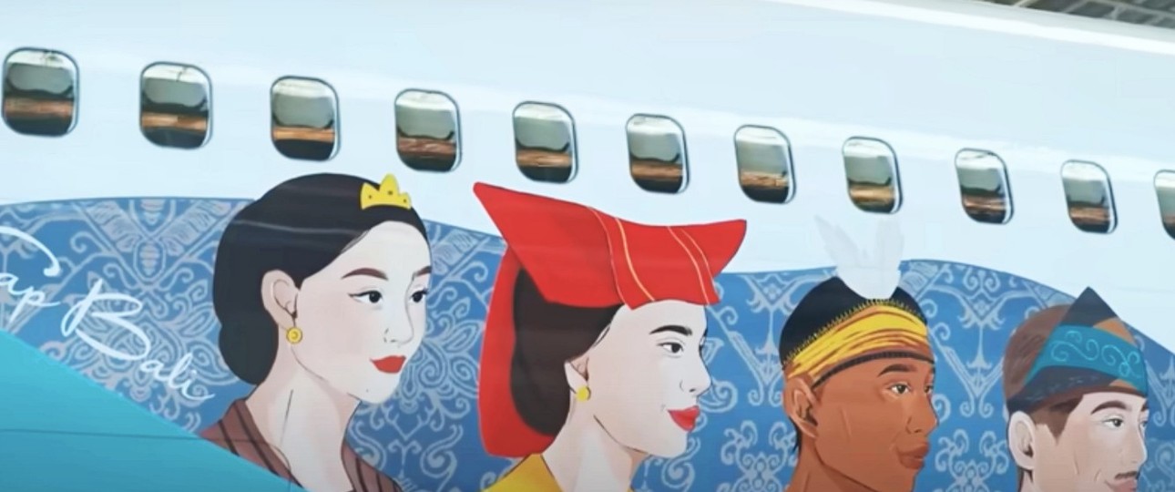 Traditionelle Muster im Hintergrund, Menschen verschiedener Volksgruppen im Vordergrund: Ein Teil der neuen Spezialbeklebung von Garuda Indonesia.