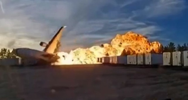 Der Moment des Unfalls: Die McDonnel Douglas MD-11 geht in einem Feuerball auf.