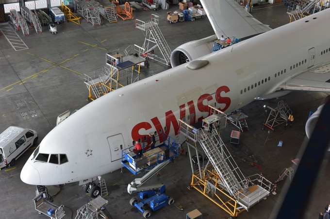 Beklebung der Boeing 777-300 ER von Swiss mit der Aero-Shark-Folie: Insgesamt ...