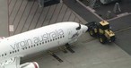 Bulldozer blockiert Flugzeug von Virgin Australia: Schulden auf mehr als vier Milliarden Euro geschätzt.