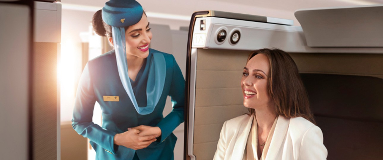 Die neuen Uniformen von Oman Air: Türkis ist die prägende Farbe.