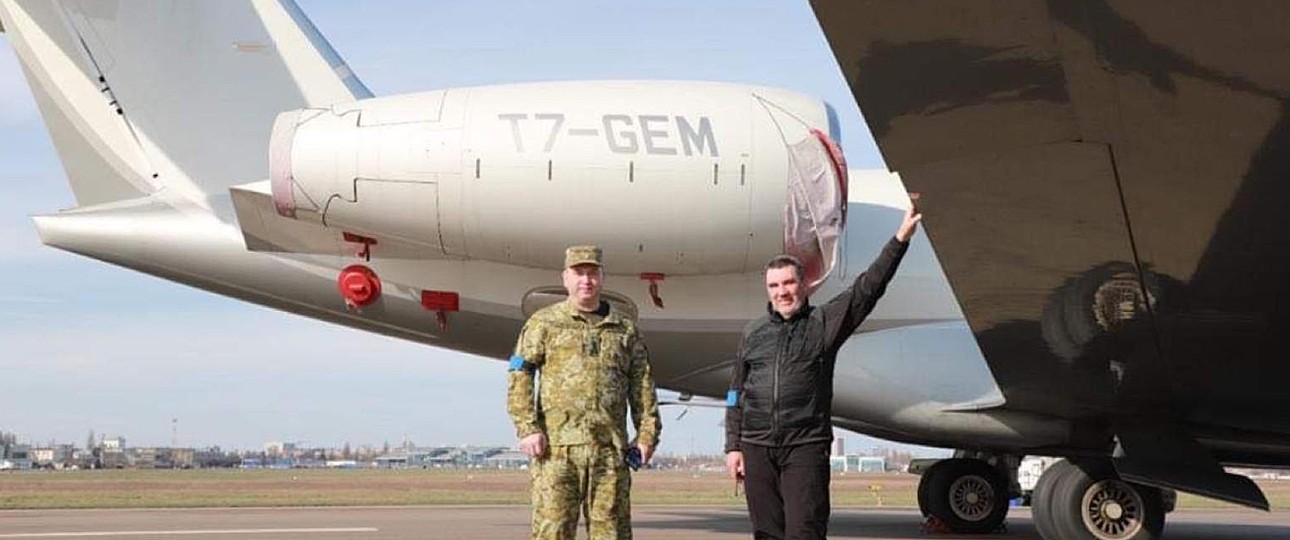 Sicherheitsrats-Chef Oleksiy Danilov (rechts) vor dem Privatjet: Der Flieger arbeite jetzt für die Ukraine.