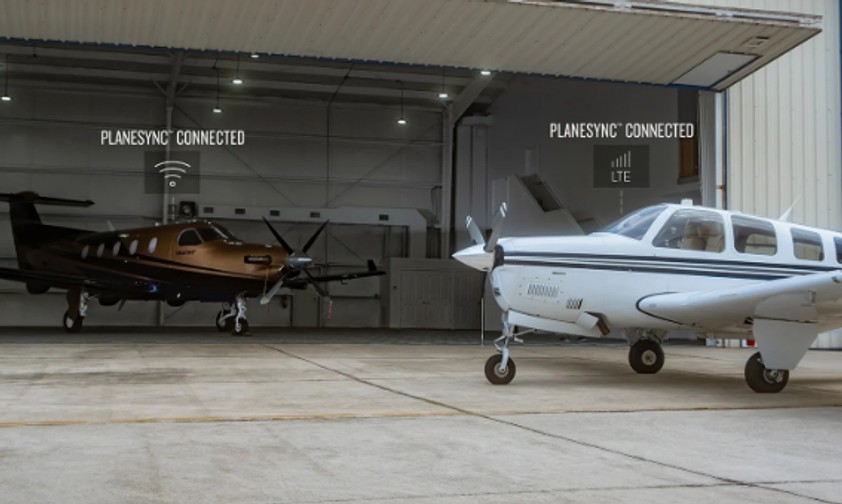 Zwei Flugzeuge die mit Garmins Plane Sync ausgestattet sind: <span data-offset-key="6jtie-0-0">Das neue Produkt ermöglicht </span><span id="decorator-corrected-entity-id-2" data-entity-key="2" data-offset-key="6jtie-1-0"><span data-offset-key="6jtie-1-0">es, Flugzeugdaten</span></span><span data-offset-key="6jtie-2-0"> aus der Ferne abzurufen.</span>