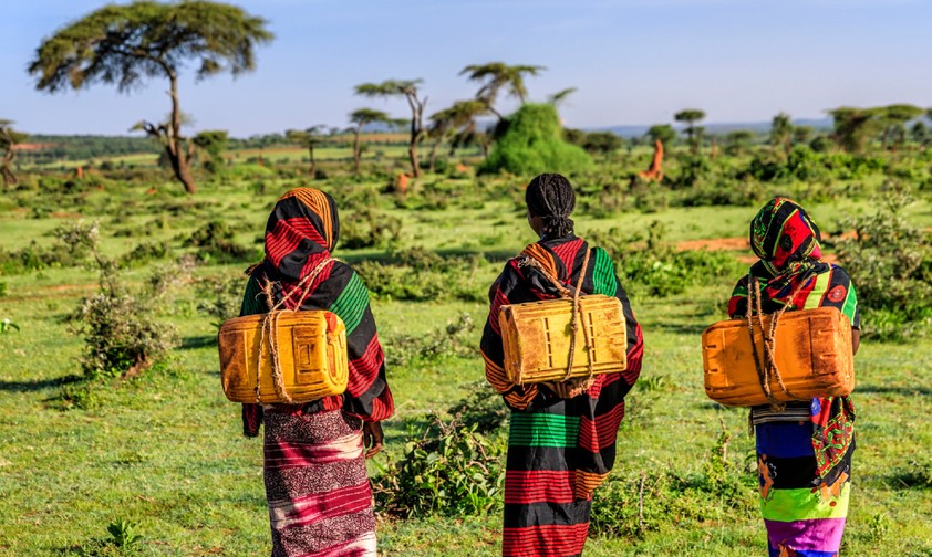 Junge Frauen in der äthiopischen Landschaft.