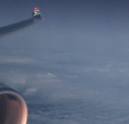 Der Flug findet während der Nacht statt. Zwei Stunden vor der Landung in München gibt es über dem Mittelmeer einen schönen Sonnenaufgang.
