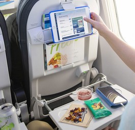Die neue Kabine von Alaska Airlines: Hier zu sehen ist ein Platz in der Premium Economy mit Tablethalter am Vordersitz.