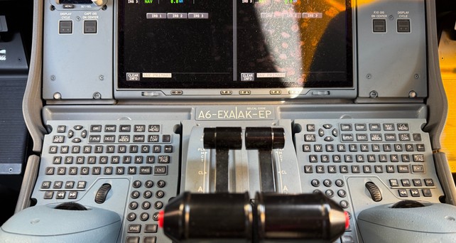 Cockpit eines Airbus A350 von Emirates: Turbulenzen fordern die Luftfahrt heraus.