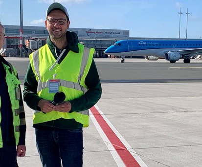 Peter Bleok (links) mit Christopher Scheffelmeier: Arbeitet seit 1987 am Hamburger Flughafen.
