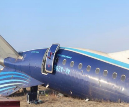 Das Heck der abgestürzten Embraer E190.