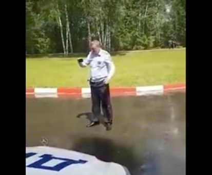 Ilyushin duscht Polizisten