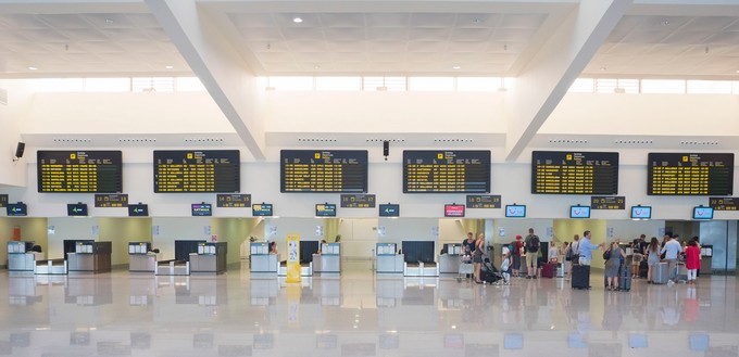 In der Kategorie «Umwelt-Innovation» siegt der Aeroport de Menorca. Er hatte sich mit mit besonderem Fokus auf den Klimawandel beworben. Zwar ist er auf der Skala der CO<sub>2</sub>-Neutralität erst auf der untersten von vier Stufen (<a href="http://Kein deutscher Flughafen ist klimaneutral" target="_blank" rel="noopener">Level 1, Erfassung des CO<sub>2</sub>-Austoßes</a>), doch lobte die Jury ihn für die Entwicklung eigener CO2-Management-Tools durch den Airport. Eine Auszeichnung als Motivation zu mehr. Weiterhin überzeugte der Flughafen durch seine Wasserschutzstrategie und Investitionen in den Schutz der reichen Artenvielfalt der Balearen-Insel.