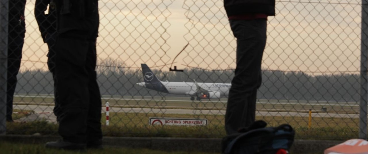 Foto vom Flughafen München: Durch Zaun eingedrungen.