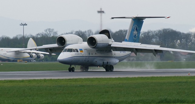 Antonov An-74, eine Variante der An-72:  Das Flugzeug ...