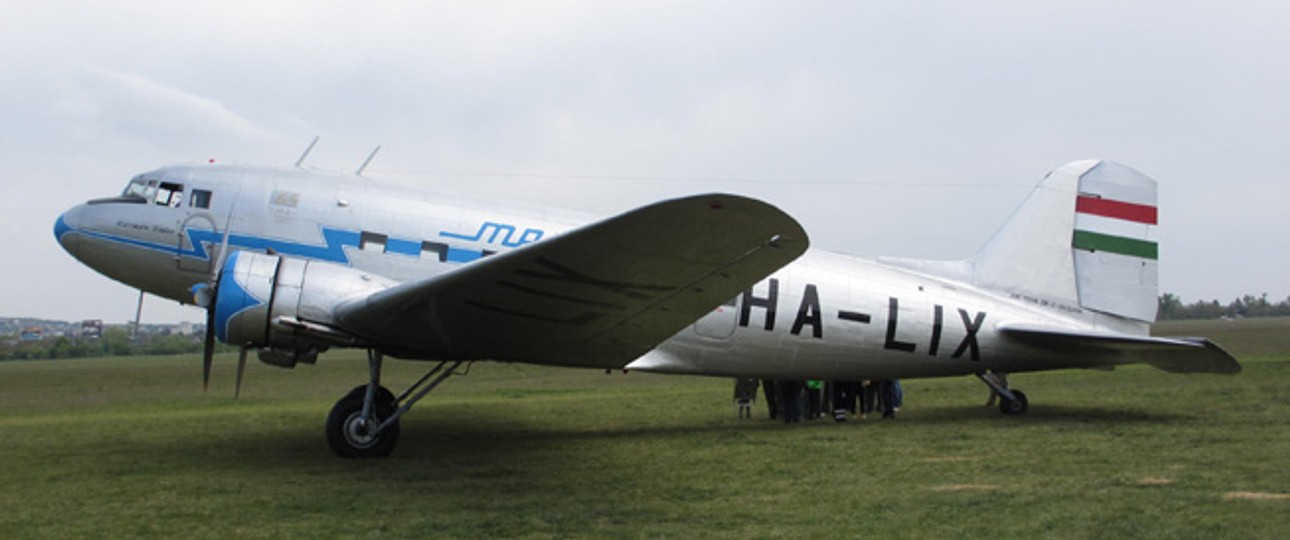 Die Li-2 in der Retrobemalung der ungarischen Fluggesellschaft Malev, welche im Jahre 1946 gegründet wurde. Wegen Liquiditätsproblemen musste sie den Flugbetrieb im Jahre 2012 einstellen.