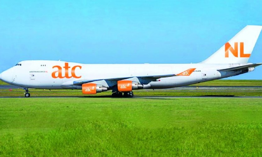Boeing 747-400 F in den Farben von Aerotranscargo NL: Niederländische Nationalfarben.