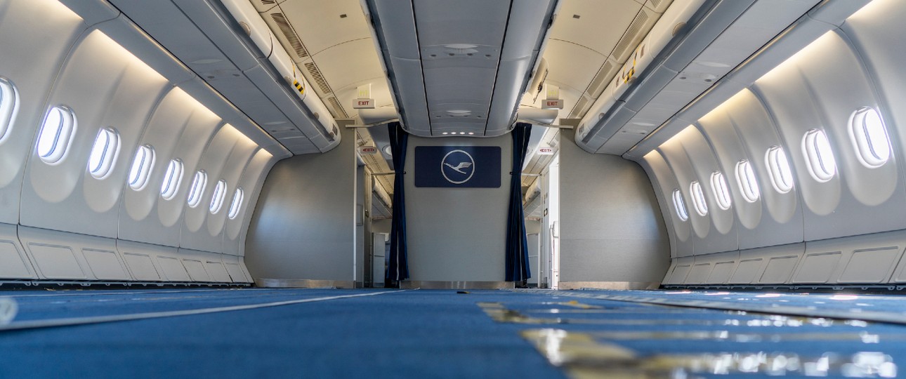 Airbus A330 von Lufthansa: Aus dem Passagierjet wird ohne Sitze ein Prachter.