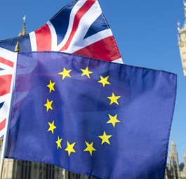 Britische Flagge neben EU-Flagge: Bald keine Einheit mehr.