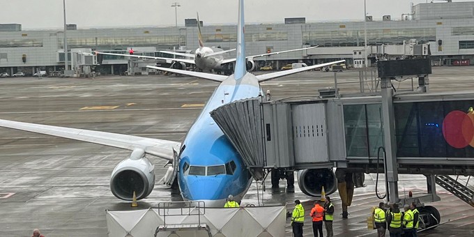 Die Boeing 737-700 von Tuifly ...