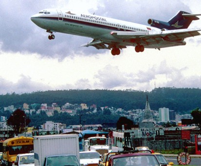 1929 gegründet, hier im Bild im Jahr 2003 über Quito zu sehen, stellte die venezolanische Aeropostal Alas de Venezuela im September 2017 nach 88 Jahren den Betrieb ein.