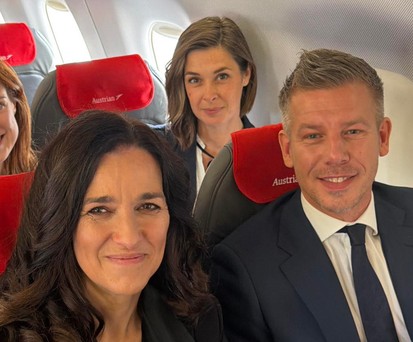 Péter Magyar im Flugzeug von Austrian Airlines: Anderer Stil als sein Vorgänger.