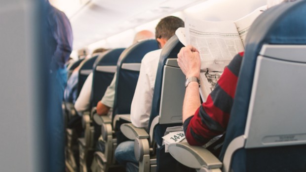 Auch das gemütliche Zeitung lesen gehört mit den Stehplätzen der Vergangenheit an. Müde Arme sind vorprogrammiert.